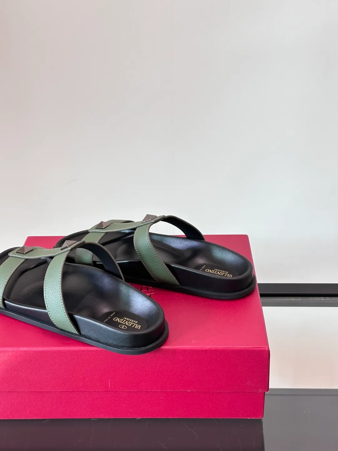 Men's shoes 💰p320 "VALENTINO" Valentino Men's 🧍‍♂️ Spring and summer new style metal rivet flat slippers, elegant sandals, the same style worn by celebrities, original molding, imported calfskin. Rubber outsole. Soft and durable, full set of counter packaging size: 39-44 (customized at 38.45.46)